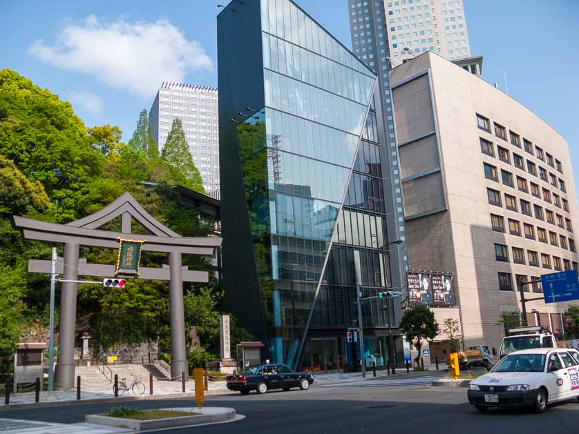 Hie Shrine entrance, Nagatacho, just across the road from Akasaka-mitsuke on Sotobori-dori Avenue.