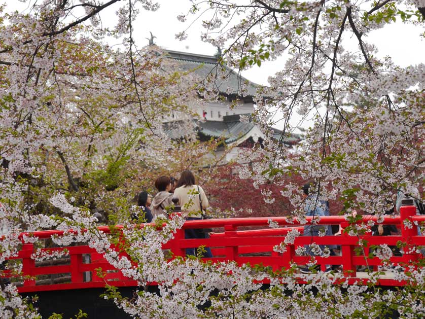 Hirosaki Castle and Gejobashi Bridge.