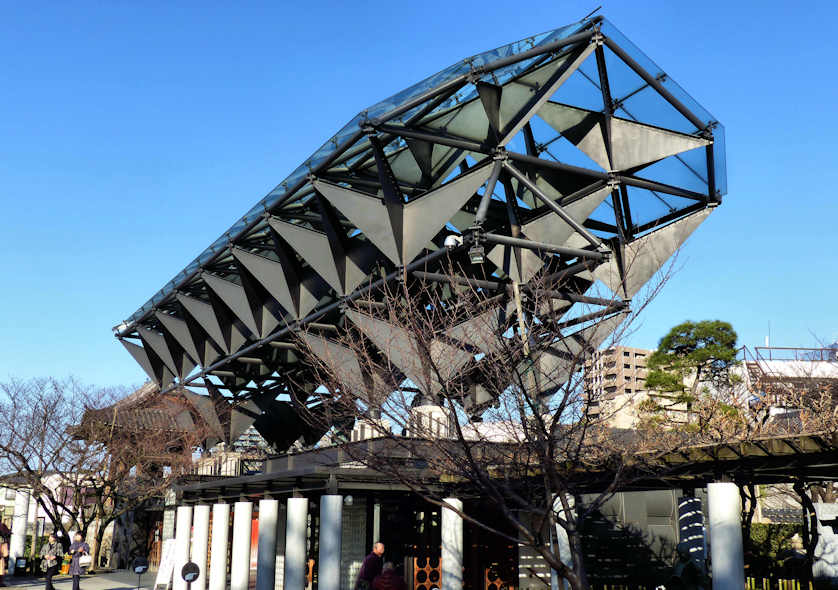 The unusual and unique main gate to Isshinji Temple.