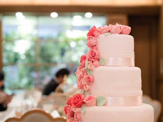 Japanese wedding ceremony - the bride and groom cut the cake.