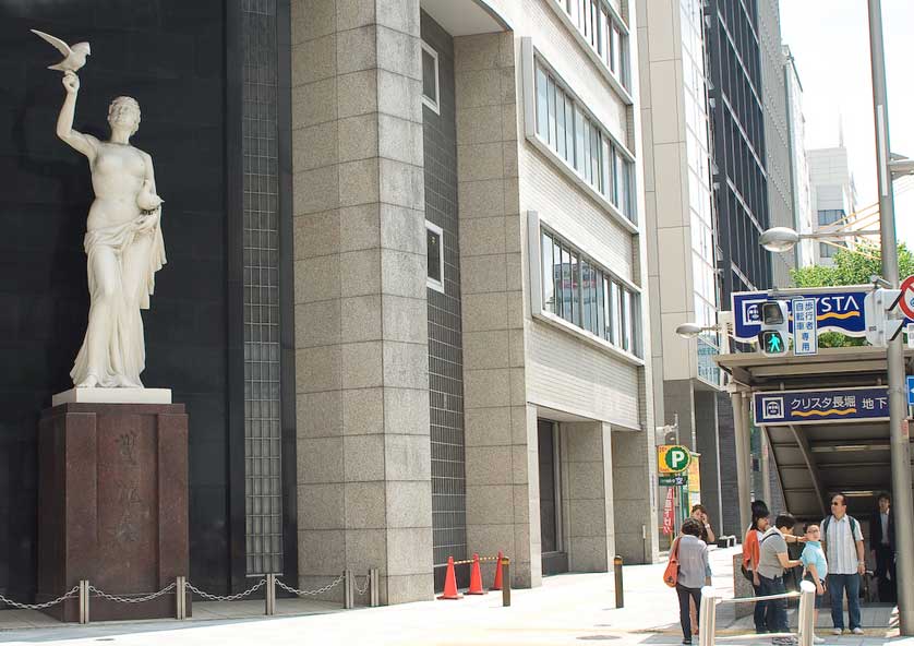 Statue, Shinsaibashi, Osaka.