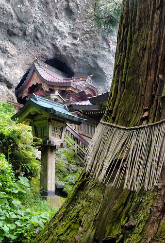 Shimenawa, Takuhi Shrine, Nishinoshima, Oki Islands, Shimane.