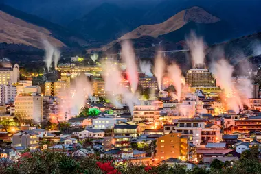 Meta popolare per i giapponesi, Beppu, la località con migliaia di sorgenti termali accoglie i visitatori che vengono a crogiolarsi nelle acque vulcaniche tutto l'anno.