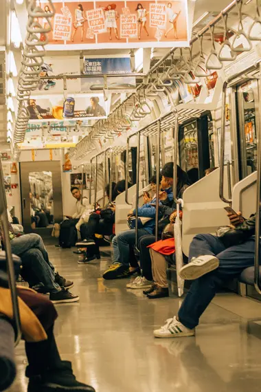 A l'intérieur du métro de Tokyo