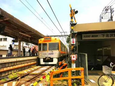 Keio Inokashira Line train, Shimokitazawa Station