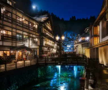 Rivière qui mène à l'onsen Ginzan sur la gauche