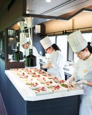 Espace de cuisine ouvert à tous du train Tohoku Emotion