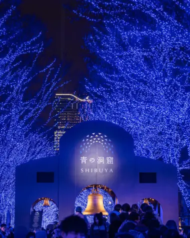 Foule devant les illuminations bleues de Shibuya 