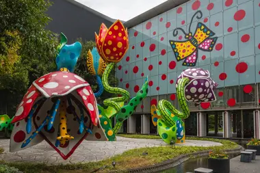 Les fleurs géantes dans le musée d'Art de Matsumoto