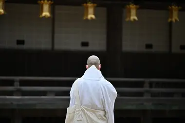 Monk from behind in front of a temple in Koyasan