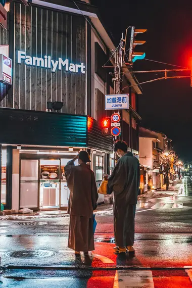 Japonais allant à l'onsen de Kinosaki