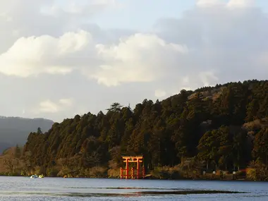 Mont Fuji caché derrière les nuages, depuis le lac Ashi à Hakone