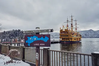 Le bateau pirate du lac Ashi