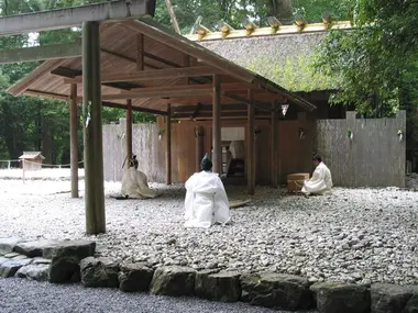 Dans la sanctuaire intérieur d'Ise ont lieu quotidiennement des rituels et cérémonies de purification.