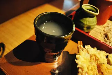 Petit verre d'eau de cuisson des soba.