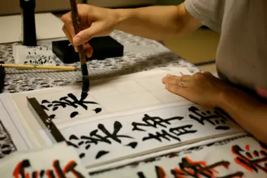 Une personne s'adonnant à la calligraphie