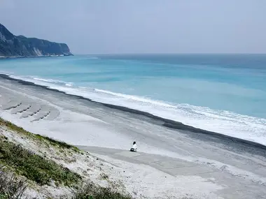 La plage de Habushi sur l'île de Nii-jima (préfecture de Tokyo)