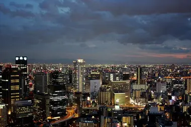 La vue de nuit depuis l'Umeda sky building à Osaka