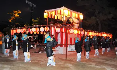 La danse de Miyajima est traditionnellement dansée dans une tenue noire et un chapeau de paille dissimulant le visage.