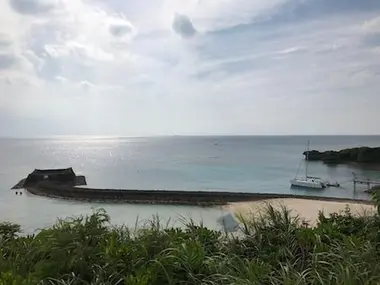 Desde el centro de Yomitan se llega fácilmente a la playa Murasaki-Mura.