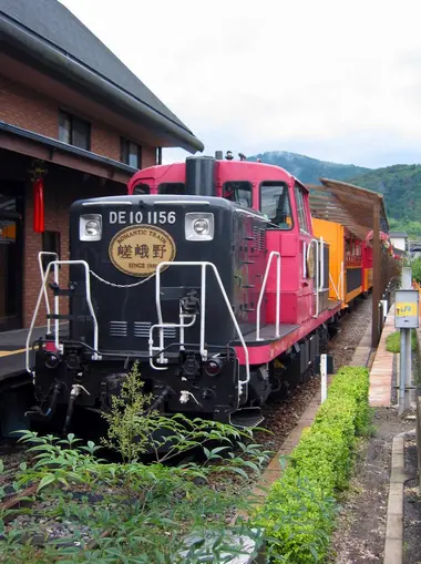 Le Sagano Romantic Train à quai