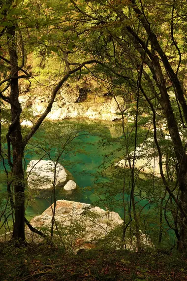 Depuis le chemin, les eaux bleu-vert