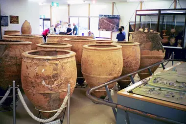 Funeral jars from the Yayoi period