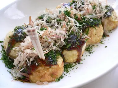 Takoyaki cubierto con copos de bonito