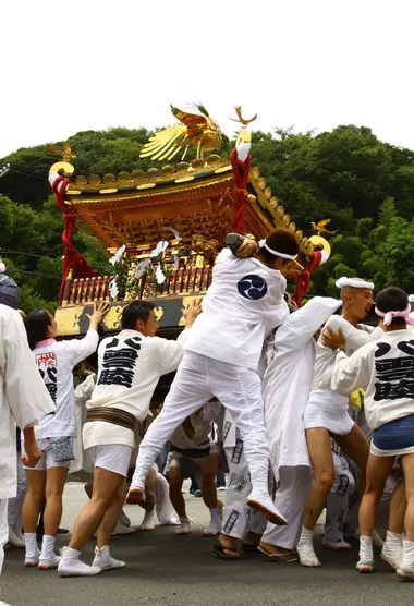 Porteurs de mikoshi le secouant de toutes leurs forces