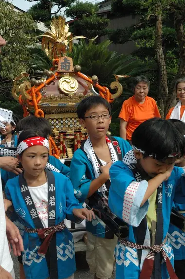 Enfants tirant un petit mikoshi