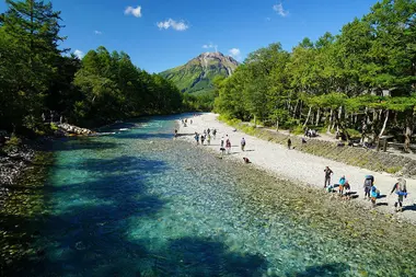 El valle Kamikōchi es famoso por sus vistas y el agua cristalina del río Azusa