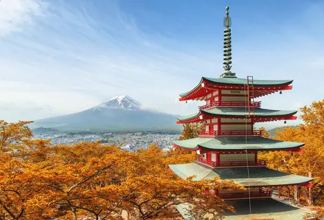 Le Mont Fuji avec pagode rouge en automne au Japon