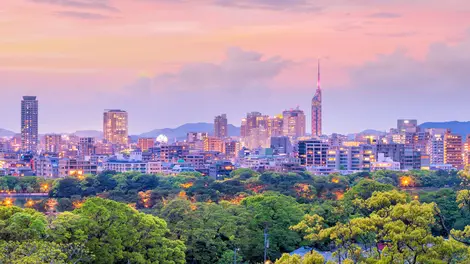 La ville de Fukuoka est la plus grande métropole de Kyushu. Elle a toujours été une porte d'entrée vers l'Asie.