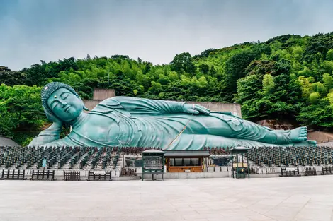 El templo Nanzo-in, cerca de Fukuoka, atrae a muchos peregrinos que vienen a ver al Buda reclinado