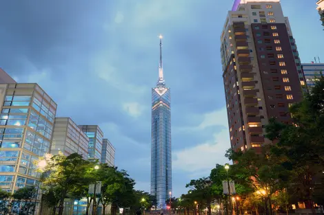 La tour de Fukuoka est la plus haute en bord de mer au Japon. La plate-forme d'observation a une vue à 360°