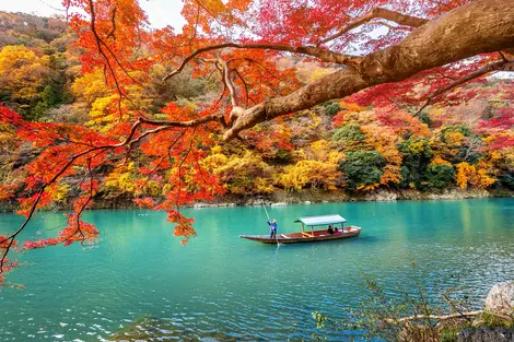 Fluss in Arashiyama im Herbst: berühmte touristische Stätte in Kyoto zu besuchen