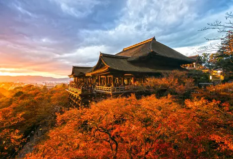 Kiyomizu dera temple in Kyoto during fall leaves