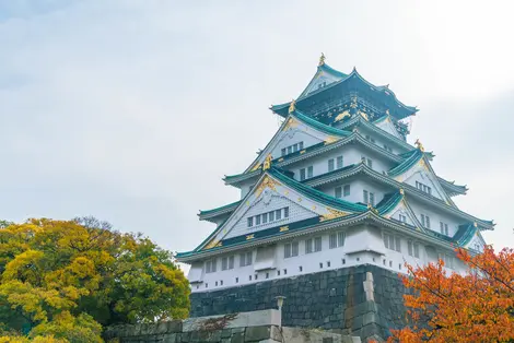 Die Burg von Osaka ist von einem Park voller Kirsch- und Pflaumenbäume umgeben