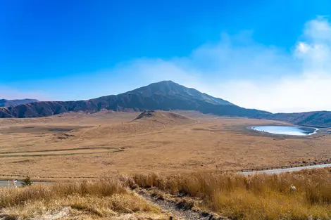 Le mont Aso sur l'île de Kyushu, est le plus vaste des volcans du Japon, mais aussi un des plus actifs.