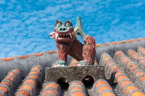 Il villaggio dell'isola di Taketomi. Le case sono spesso sormontate da shisa, l'animale mitico dell'arcipelago.