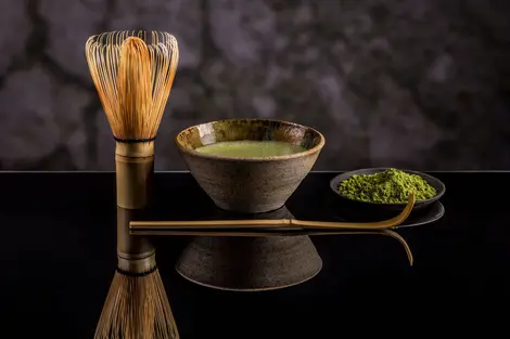 Japanischer traditioneller Matcha-Tee, der während einer Teezeremonie serviert wird