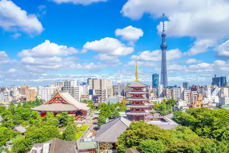 Senso-ji-Tempel in Asakusa mit Tokyo Sky Tree dahinter, ein Muss an Ihren ersten Tagen in Tokio