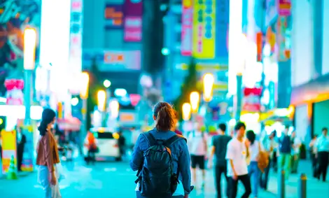 Donna sola a Shinjuku, Tokyo