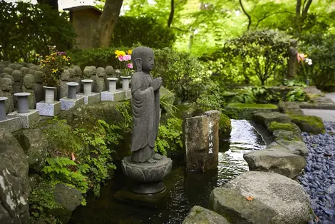 The Hasedera temple, in Kamakura: flower garden, sea view or even an eleven-headed statue!