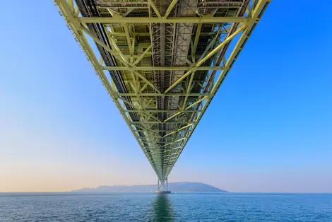 Akashi Kaikyo, il ponte sospeso più lungo del mondo, tra Kobe e l'isola di Awaji