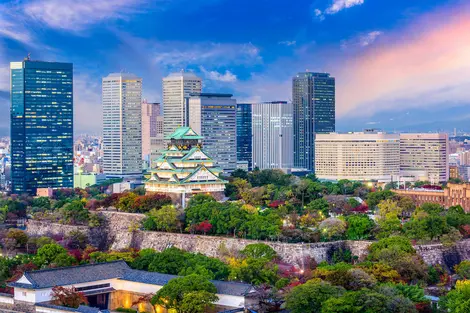 Le château d'Osaka au Japon est entouré par les gratte-ciel du centre d'affaires de la ville