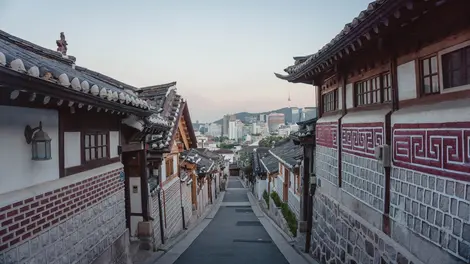 Machen Sie einen Schritt zurück in die Vergangenheit und besuchen Sie die alten Straßen von Seoul