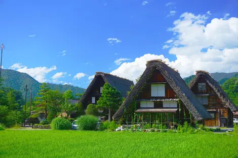 Pueblo del patrimonio mundial de la Unesco de Shirakawago en los Alpes japoneses