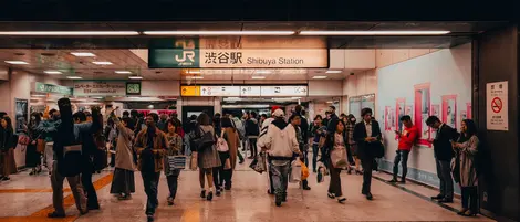 En la estación de JR Shibuya, Tokio