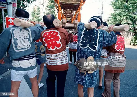 Hommes portant des happi durant un matsuri